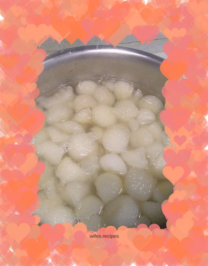 Canned pears in sugar water