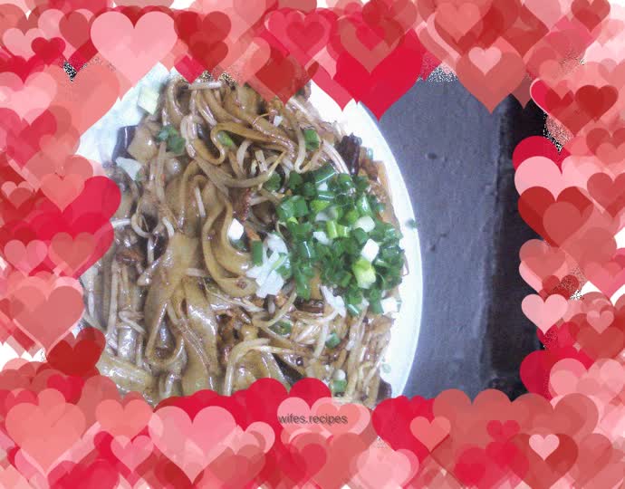 Fried rice noodles with shredded pork and bean sprouts