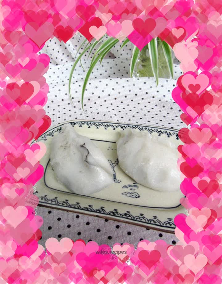 Rice vermicelli dumplings with sesame paste filling