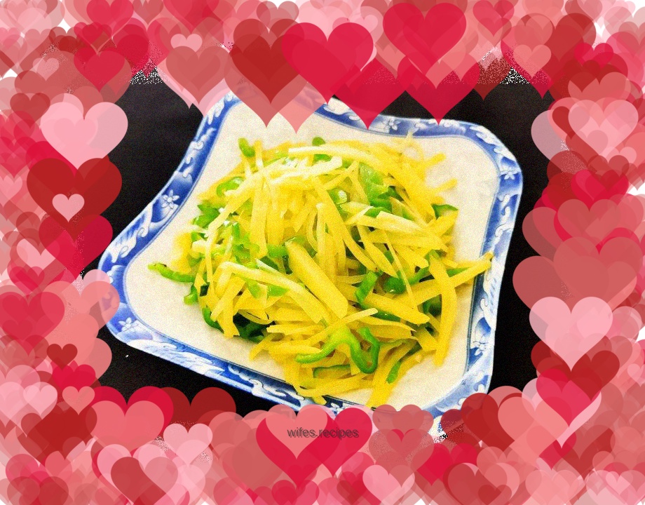 Stir-fried shredded potatoes with green pepper