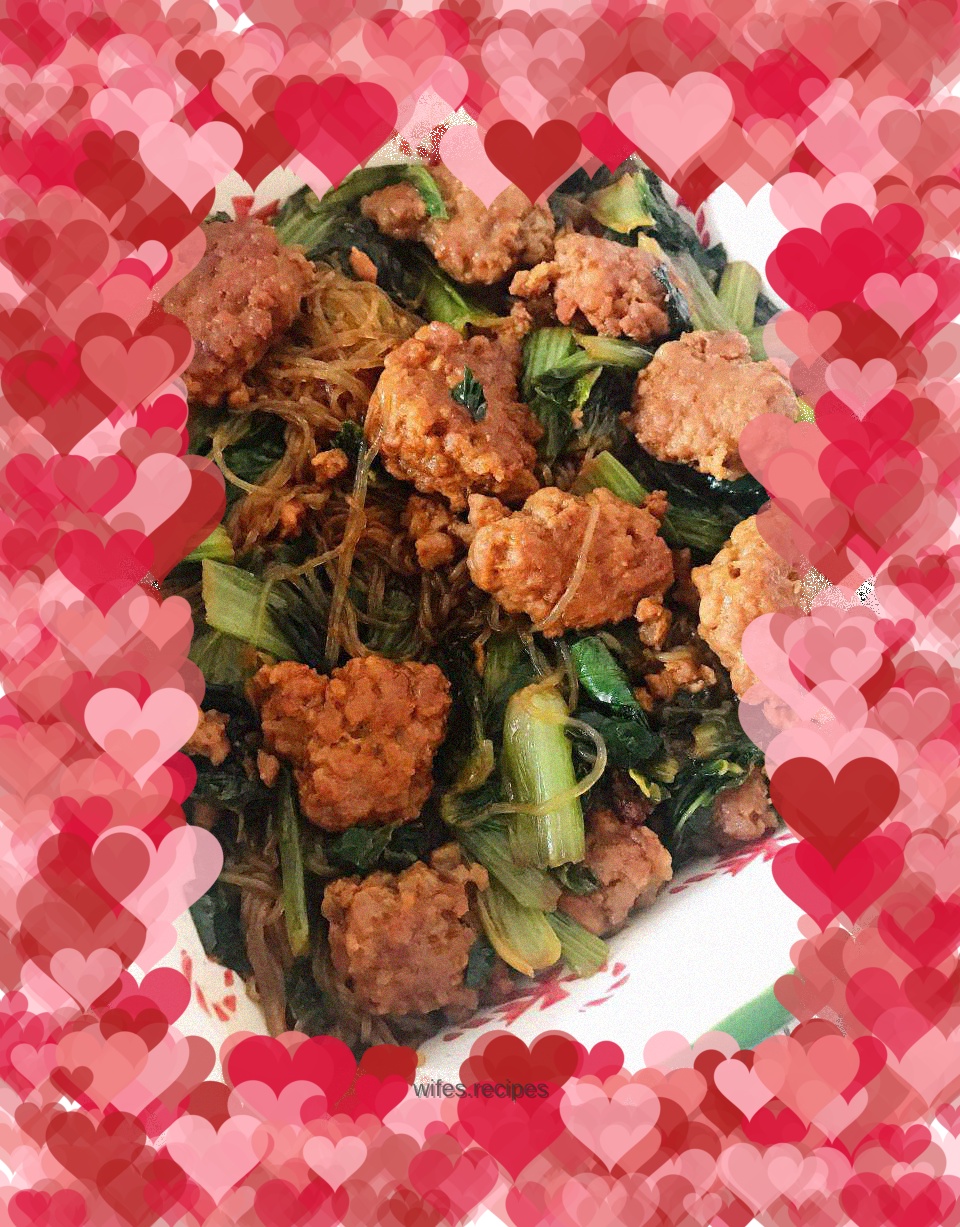 Meatballs, vermicelli and cabbage