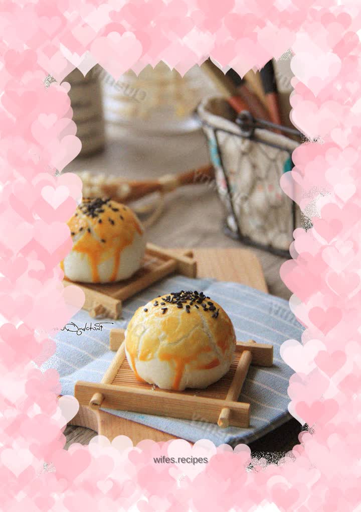 Hot noodles with egg yolk cake