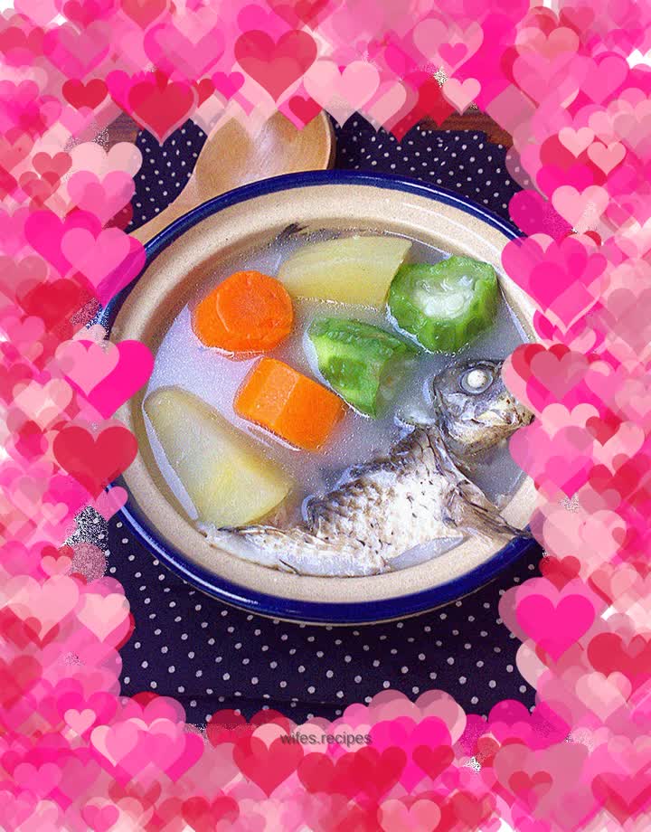 Snow lotus, loofah and crucian carp soup