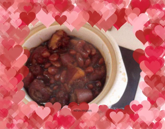 Stewed pig tail with white kidney beans