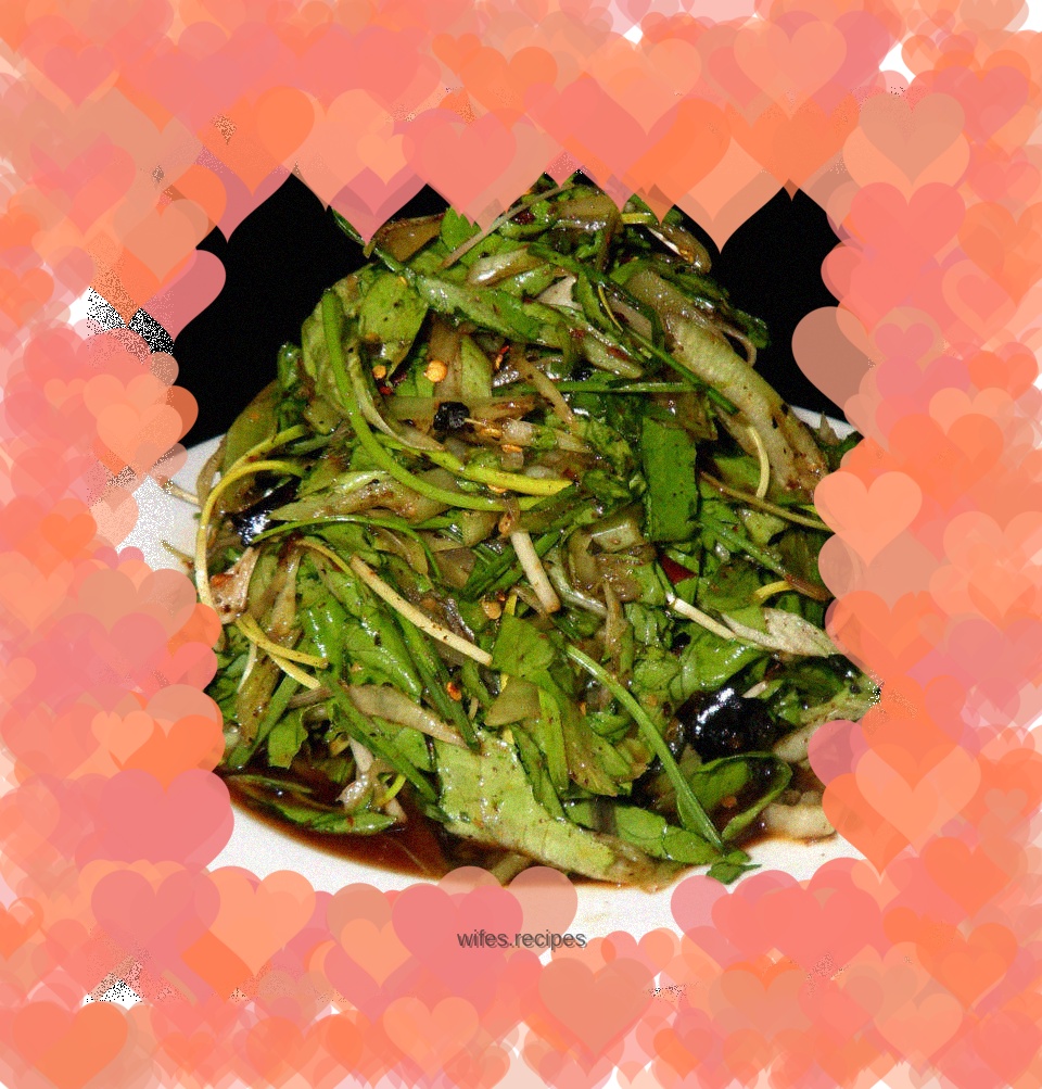 Spicy shelled wild onions mixed with lettuce