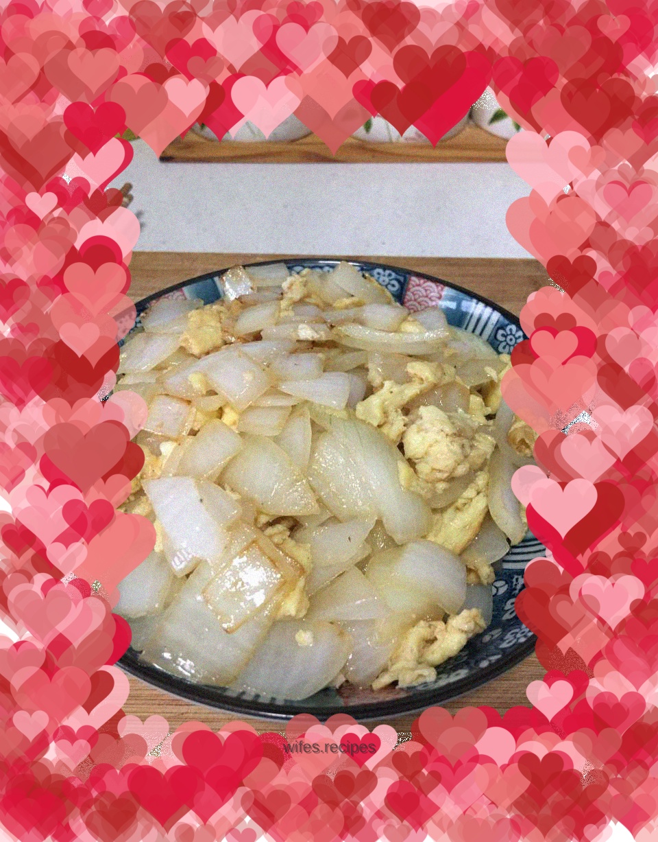 Fried eggs with onions