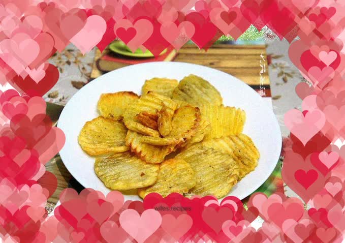 Salt and pepper wolf tooth potato chips