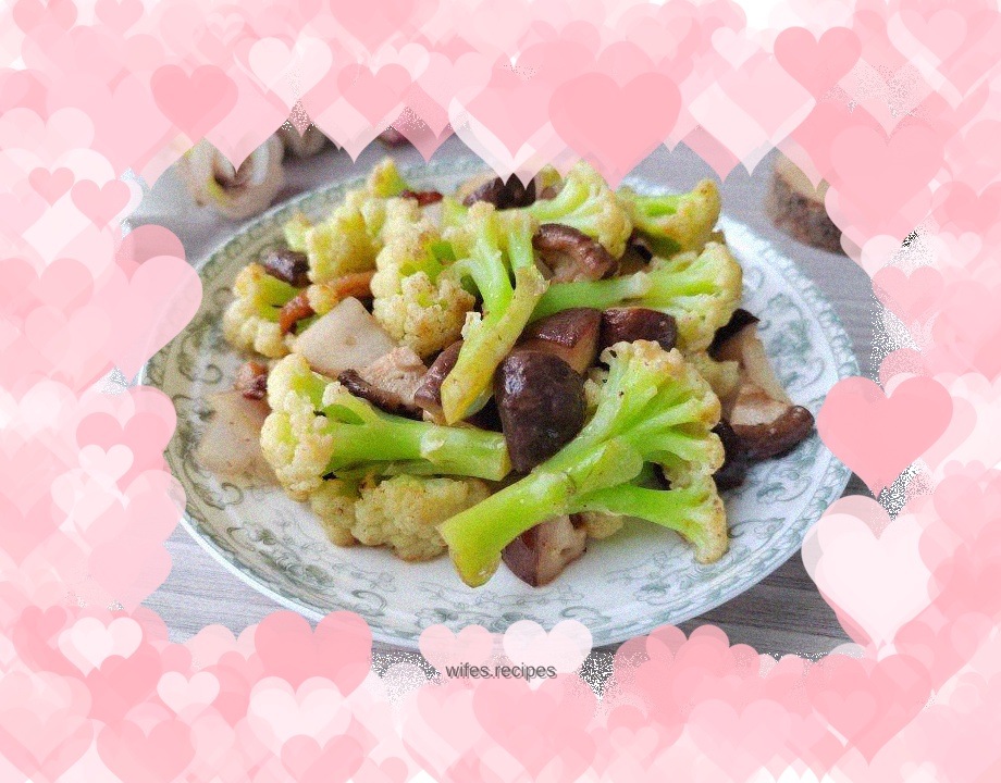 Stir-fried cauliflower with onions and mushrooms