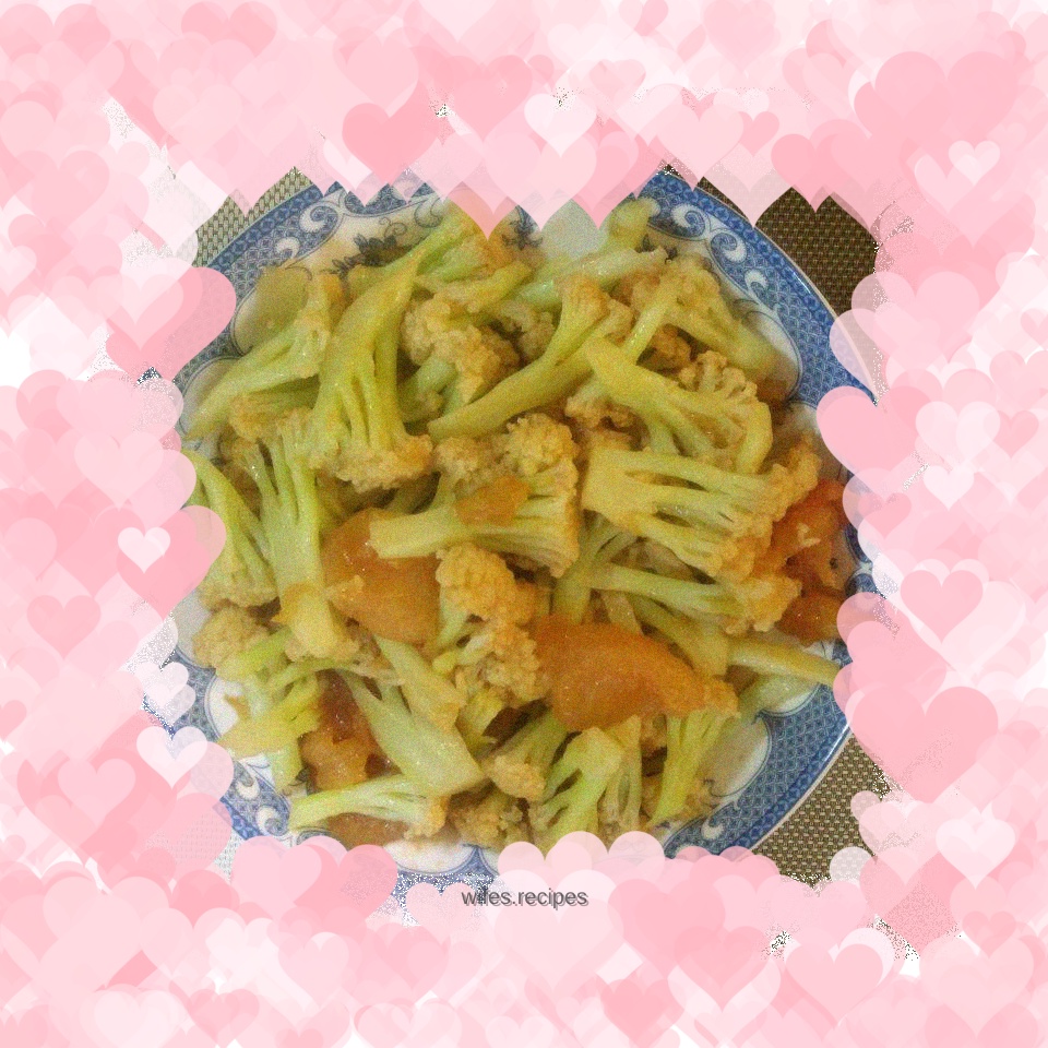Stir-fried organic cauliflower with tomatoes