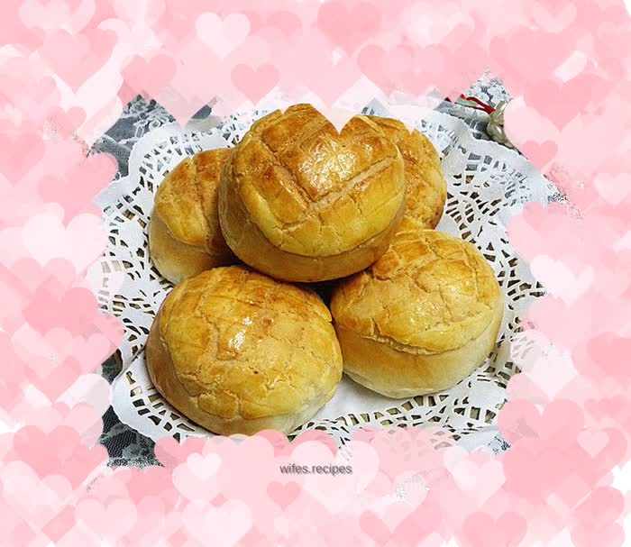 Sweet bean and pineapple buns