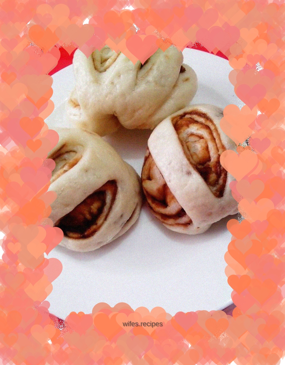 Sesame sauce and brown sugar flower rolls