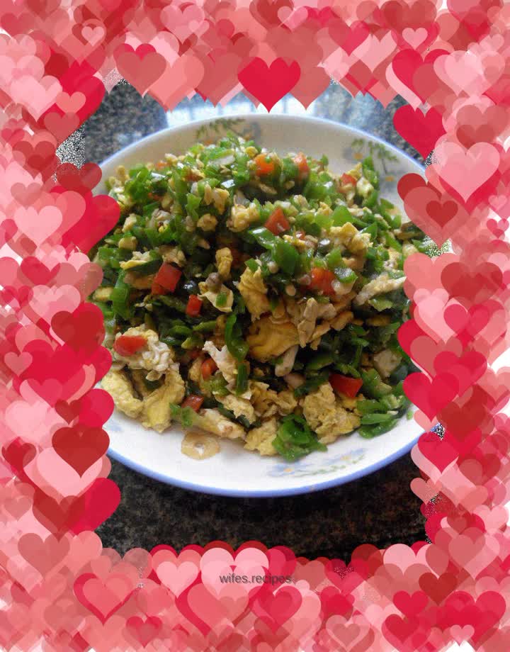 Scrambled eggs with crushed pepper