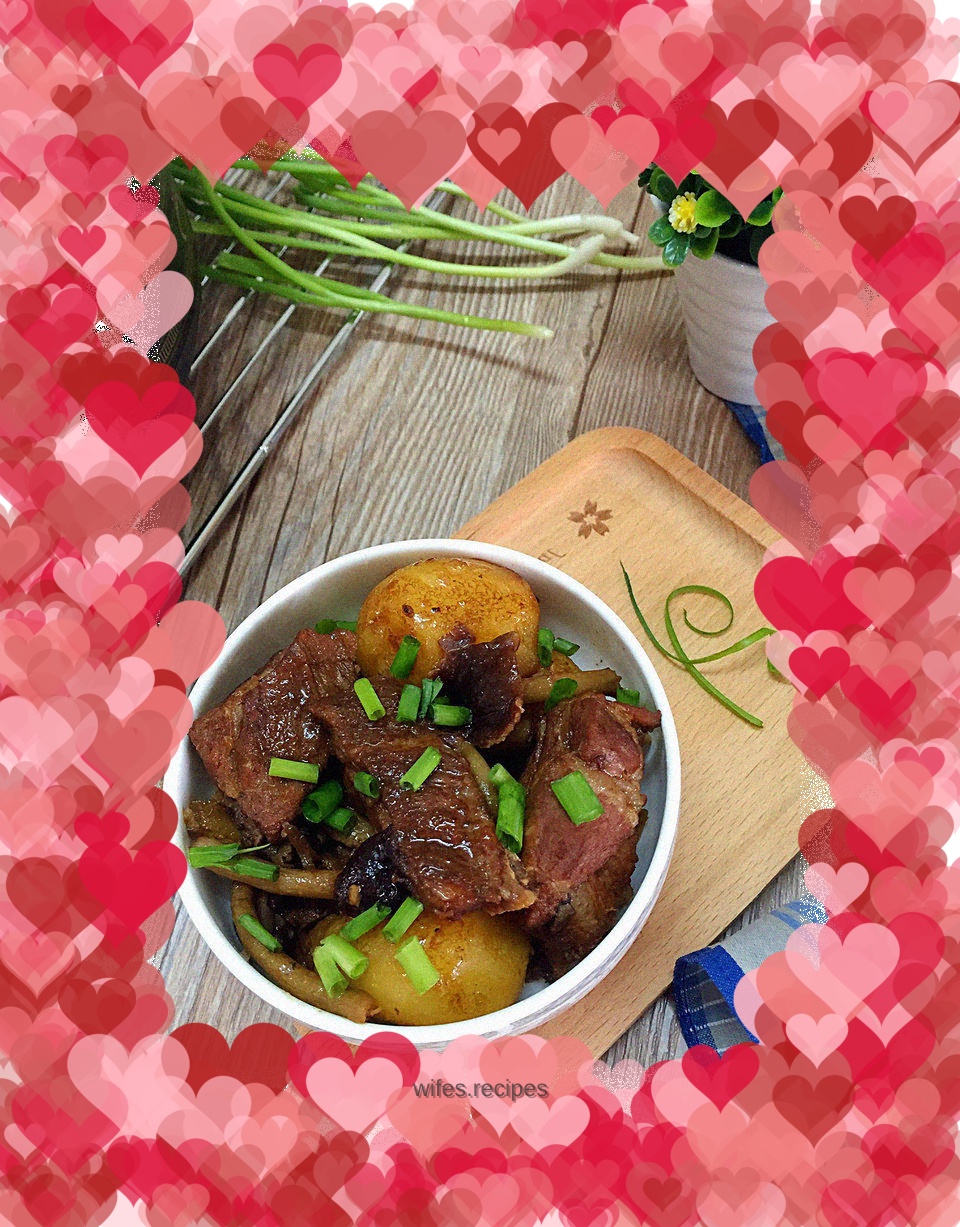 Tea tree mushroom, potato and pork ribs stew