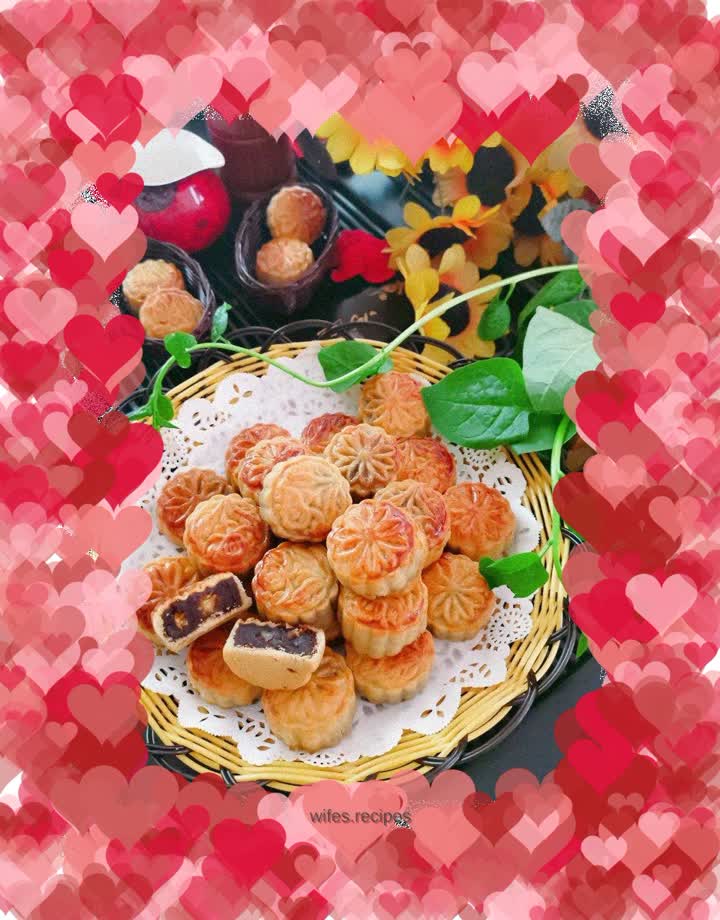 Bean paste and egg yolk mooncakes