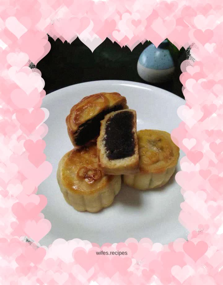 Red bean paste mooncake