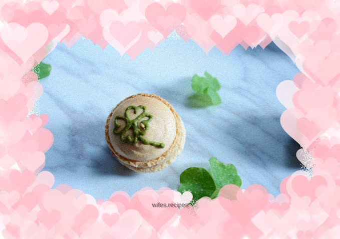 Four-leaf clover mini macarons
