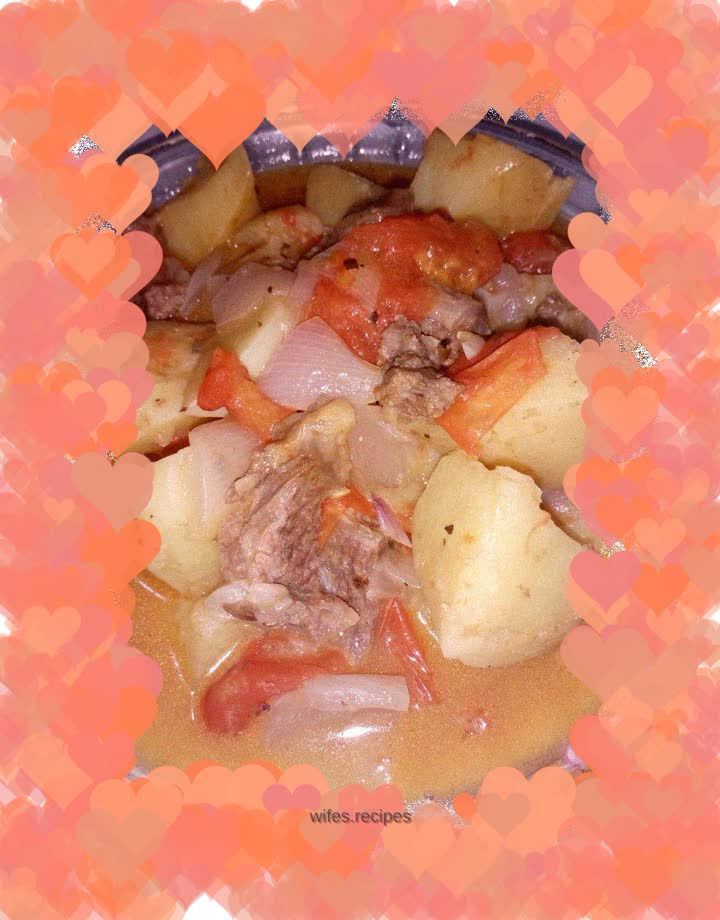 Stewed beef brisket with tomatoes and potatoes. Tomatoes are called tomatoes in the north. They are rich in vitamins A and C. This season is the season when tomatoes are ripe. We don’t have to worry about the harm caused to the body by eating out-of-season foods. However, try not to eat tomatoes on an empty stomach, especially if you have a bad stomach, because if you eat them like that, it will cause
