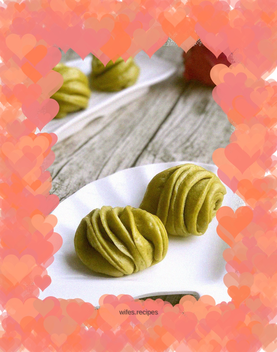 Amaranth and salt and pepper rolls