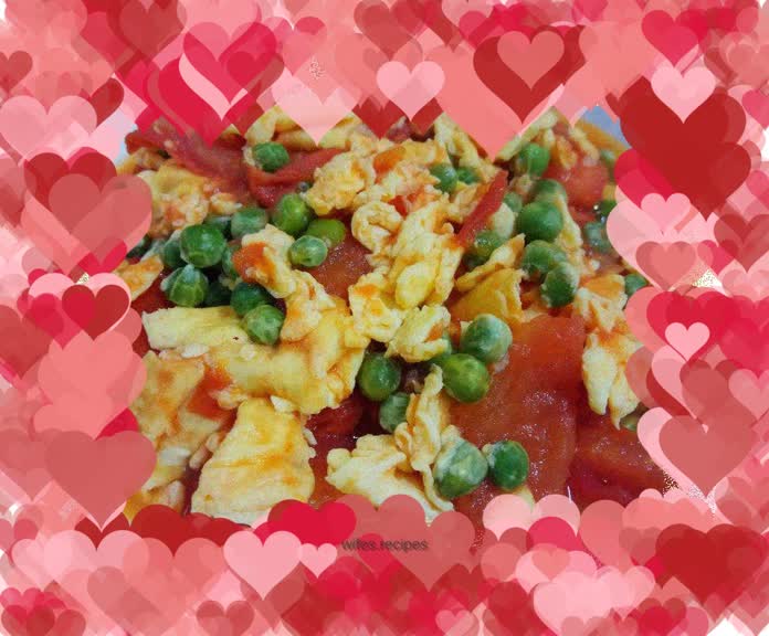 Fried eggs with green beans and tomatoes
