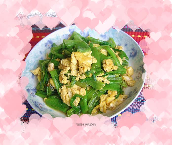 Scrambled eggs with spinach stalks