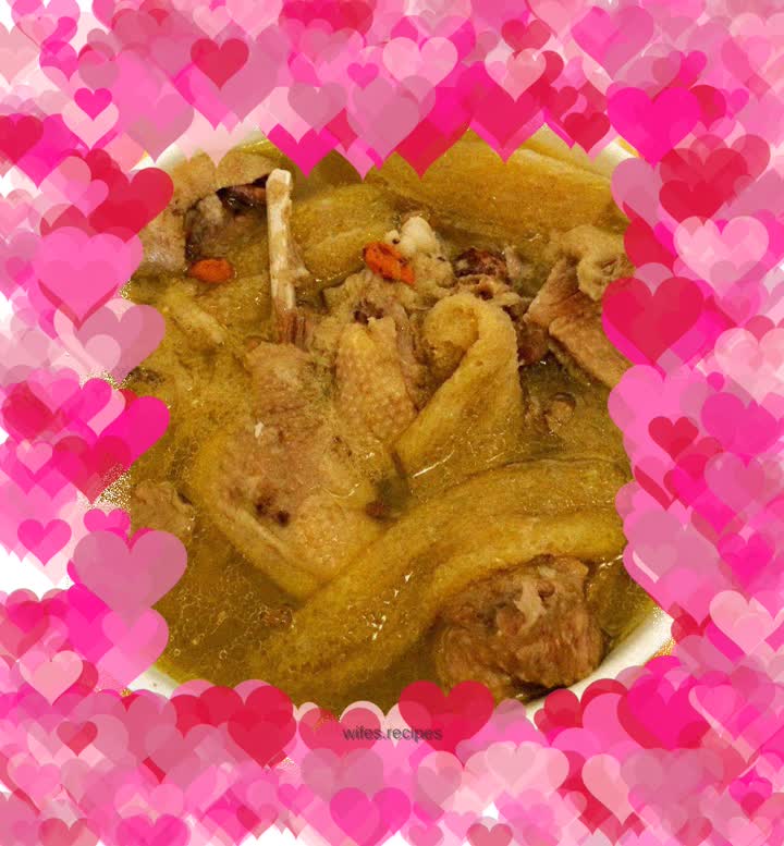 Bamboo fungus stewed goose