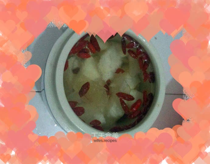 Rock sugar stewed wolfberry and snow pear