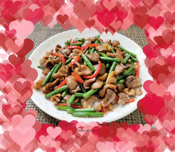 Fried chicken gizzards with garlic