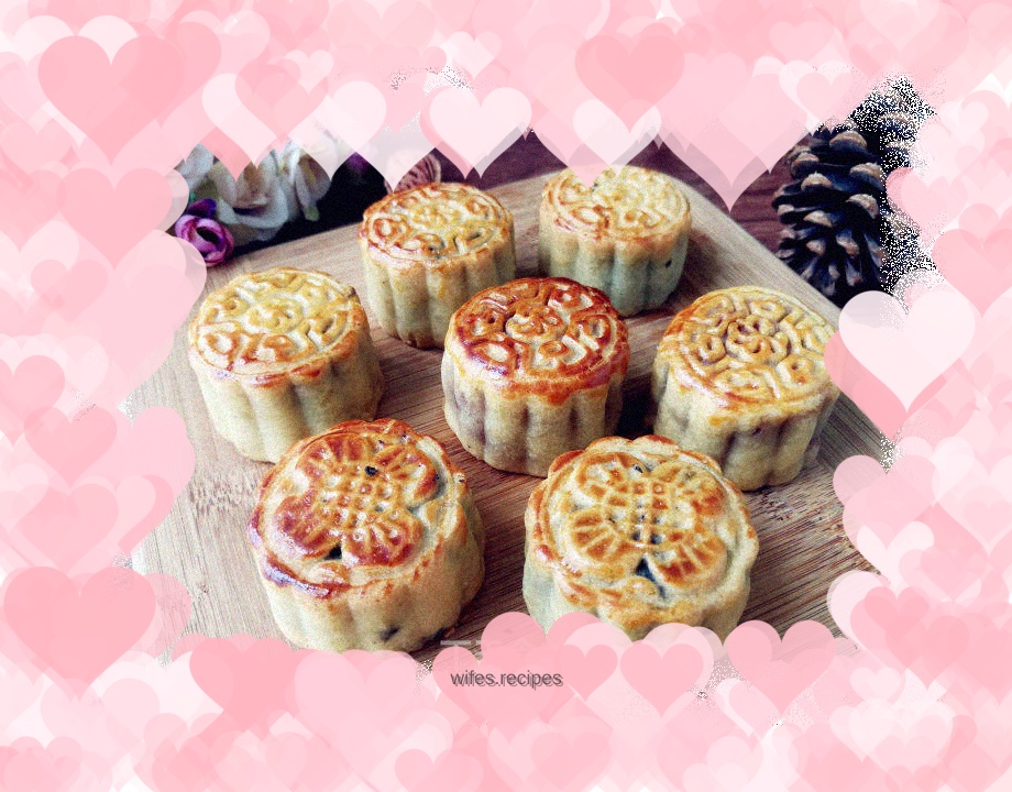 Cantonese style egg yolk bean paste mooncake
