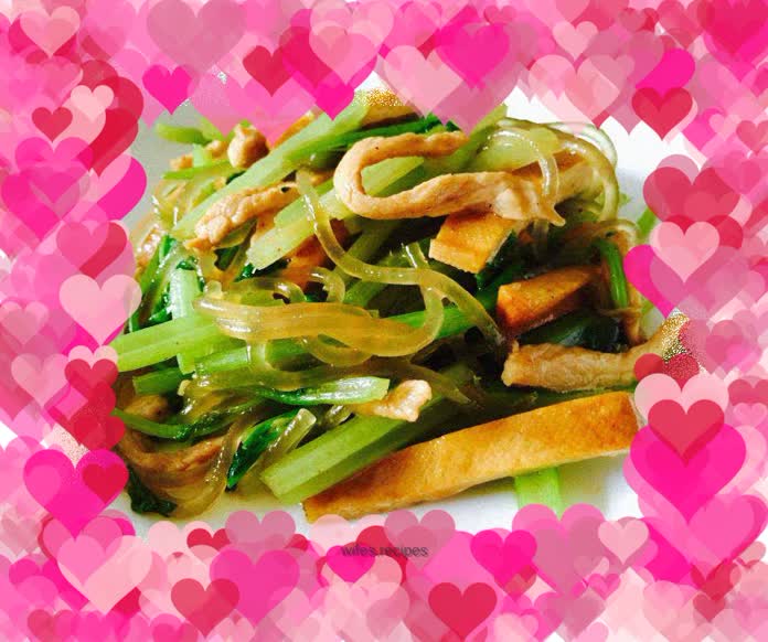 Stir-fried noodles with dried parsley beans