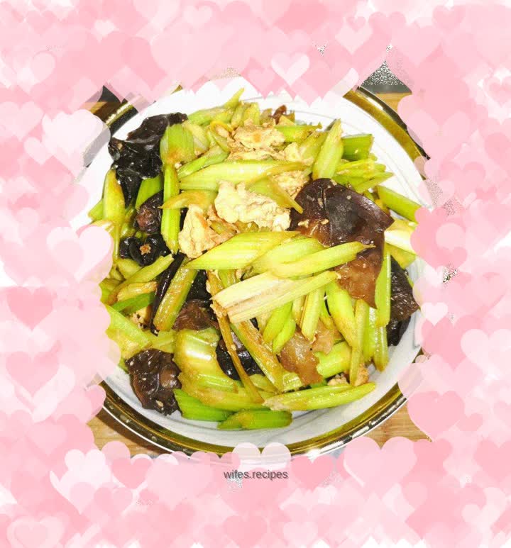 Scrambled eggs with celery and fungus