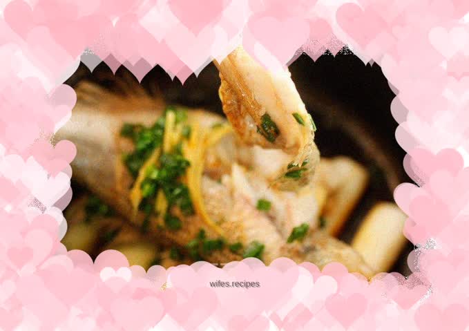 Baked seabass with onion and ginger without water, made in a cast iron pot