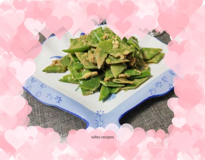 Snow peas mixed with tahini