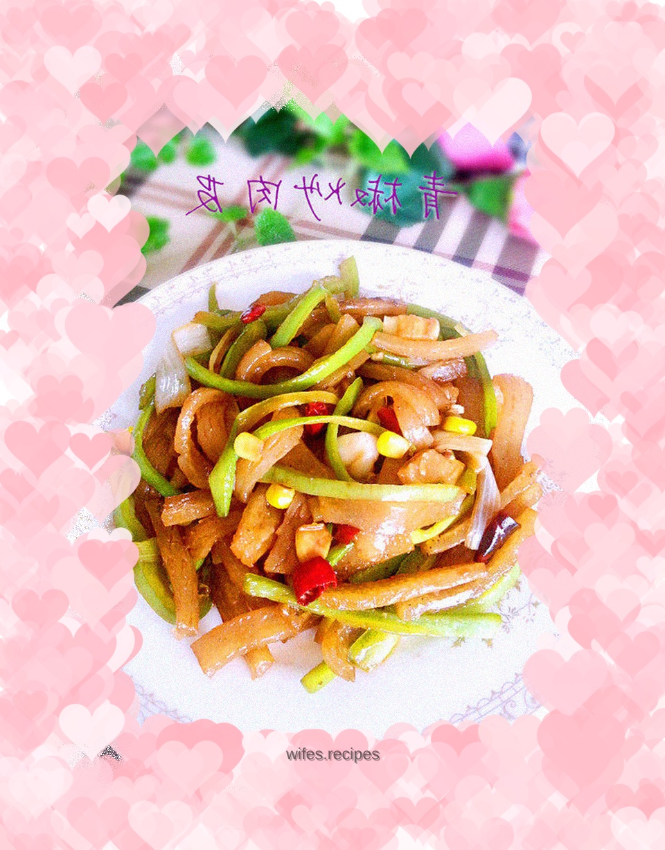 Fried pork skin with green pepper
