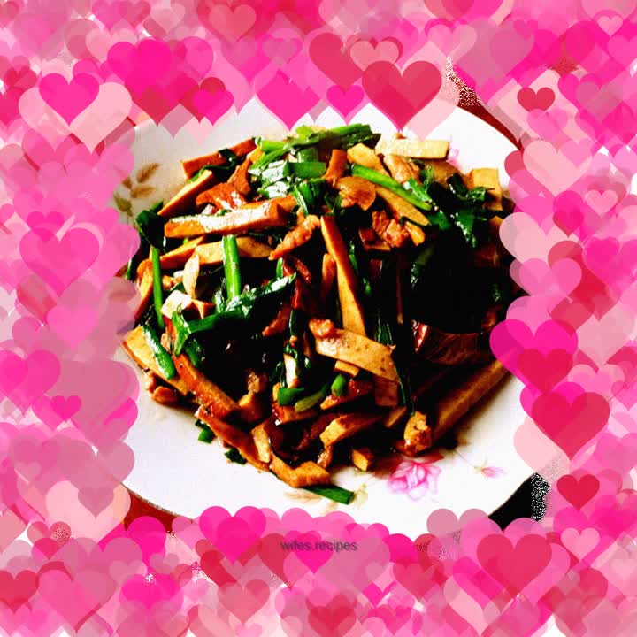Stir-fried shredded pork with chives and dried