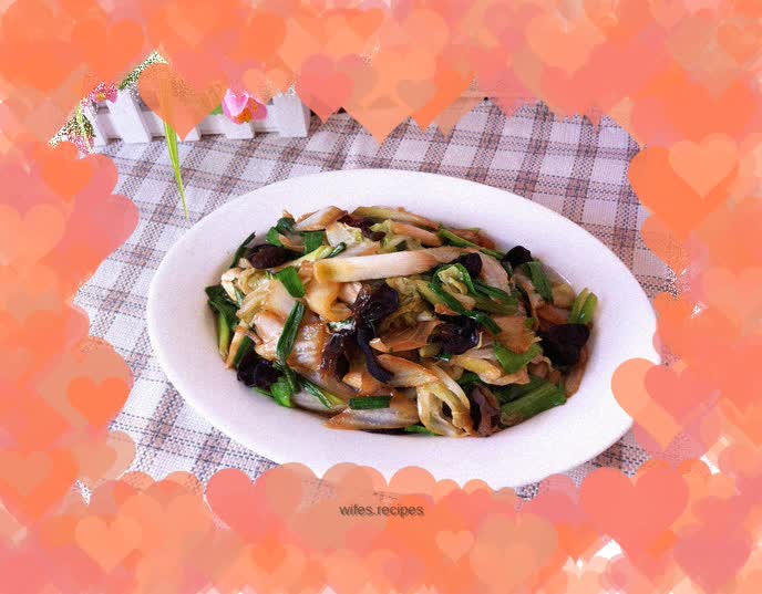Stir-fried cabbage, fungus and green garlic sprouts