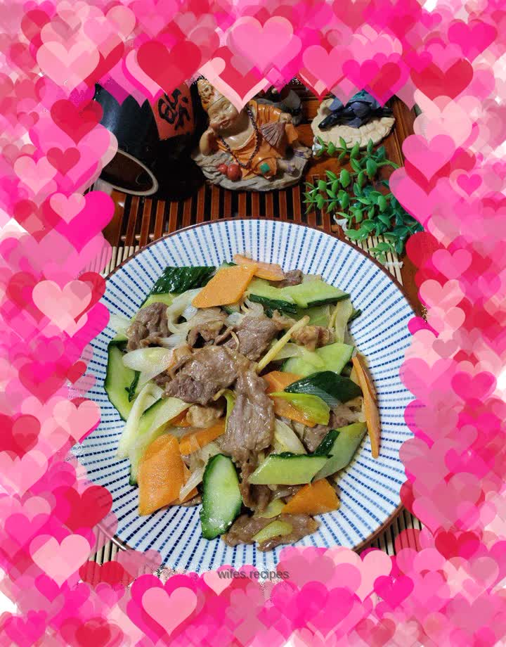 Stir-fried beef with green onions and cucumbers