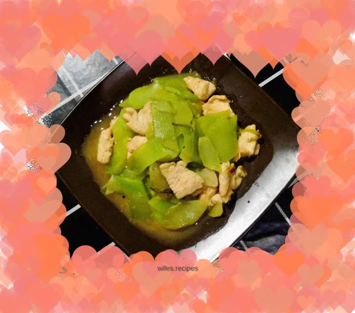 Stir-fried chicken breast slices with lettuce