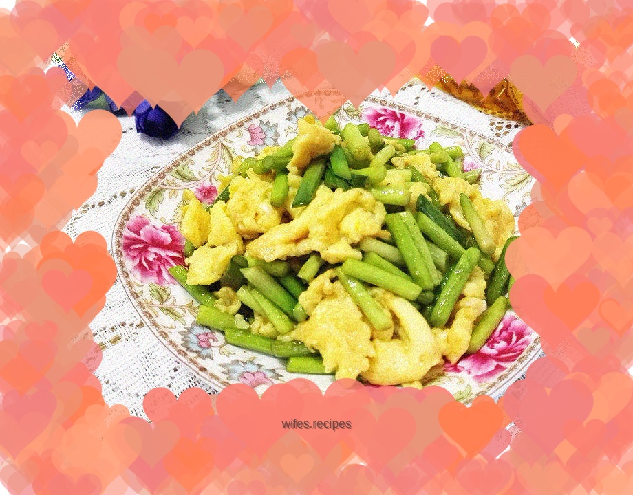 Fried eggs with garlic