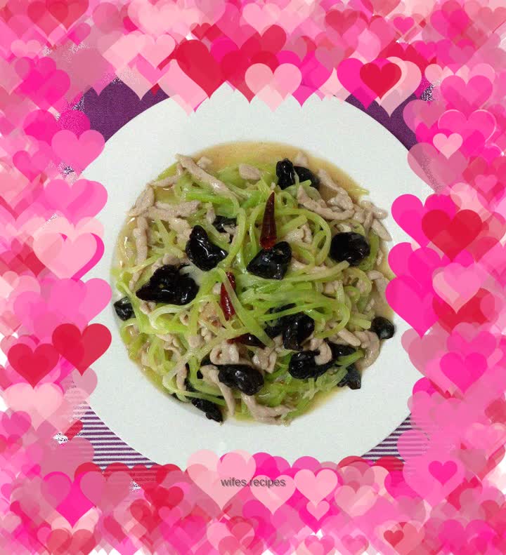 Shredded lettuce and pork