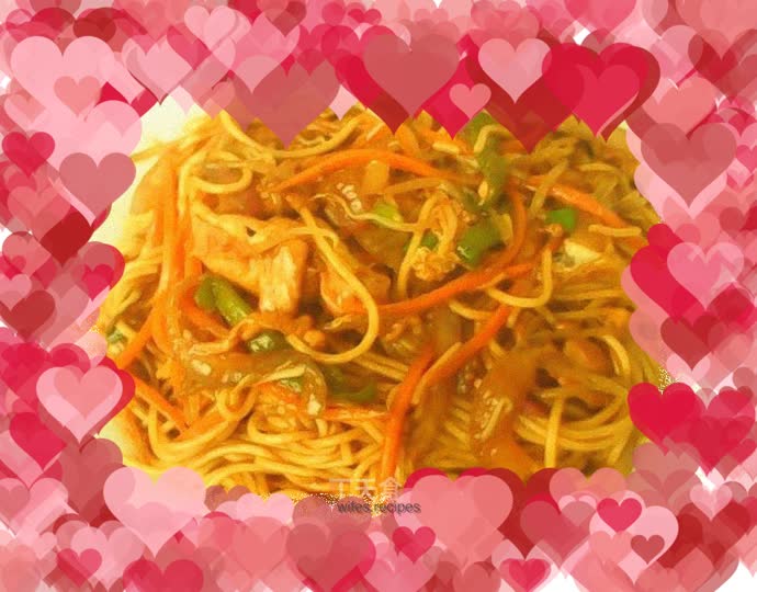 Fried noodles with shredded chicken
