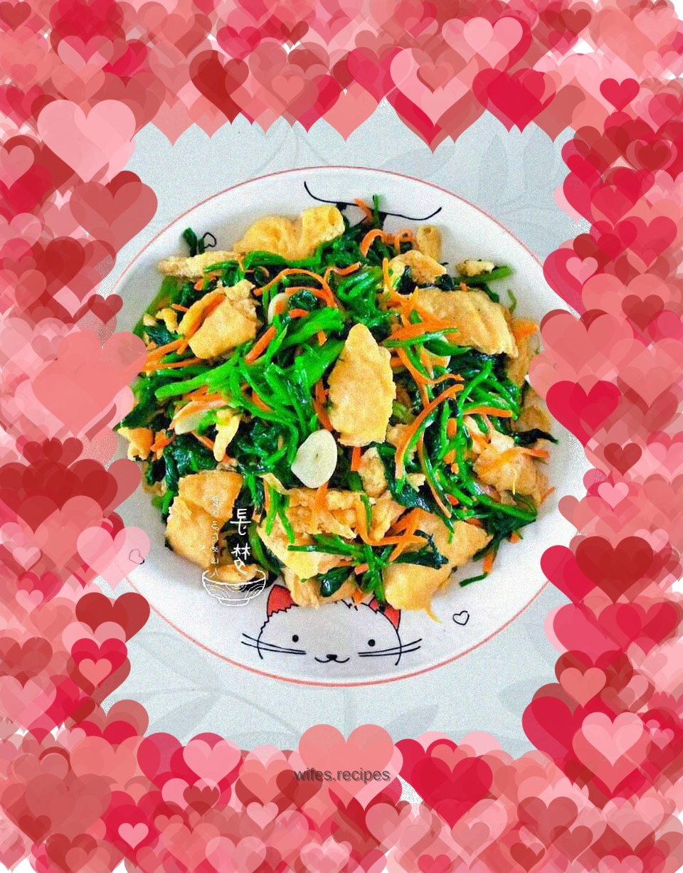 Scrambled eggs with spinach, carrots