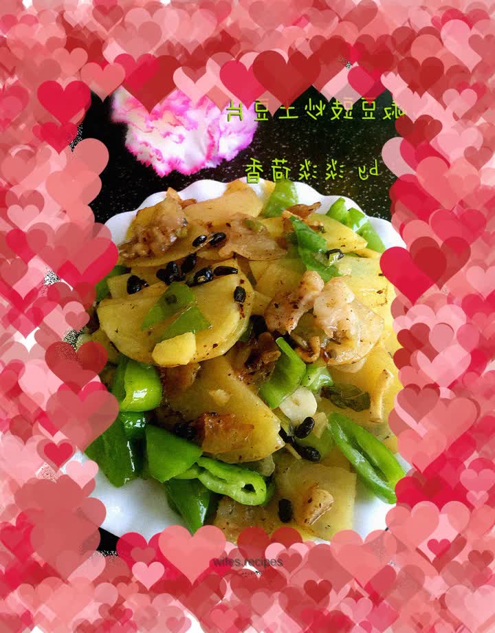 Fried Potato Slices with Spicy Pepper and Black Beans
