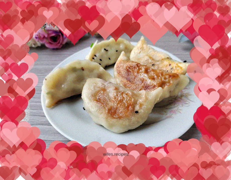 Pan-fried dumplings stuffed with pumpkin and meat