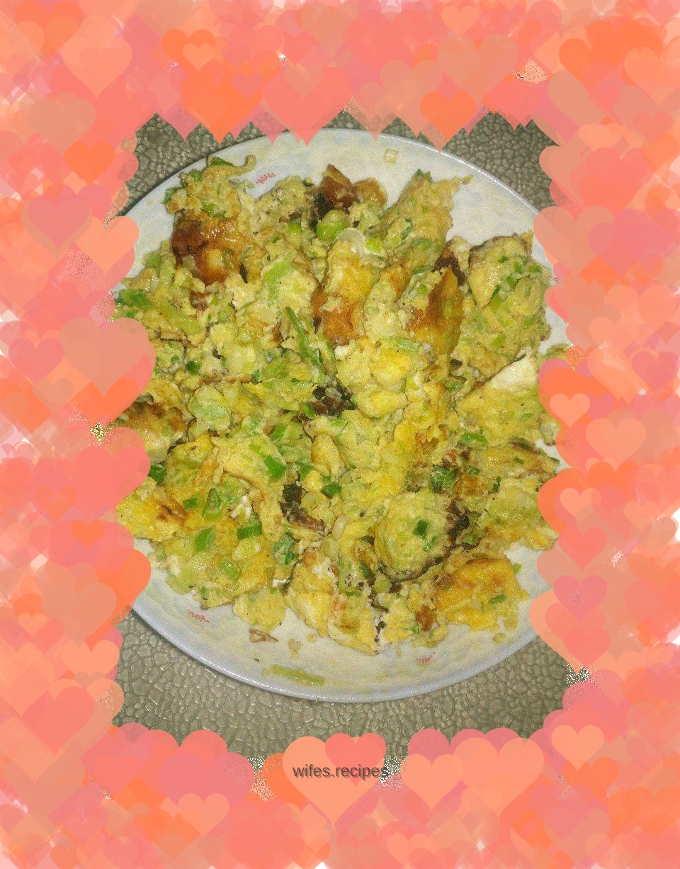 Fried eggs with green garlic