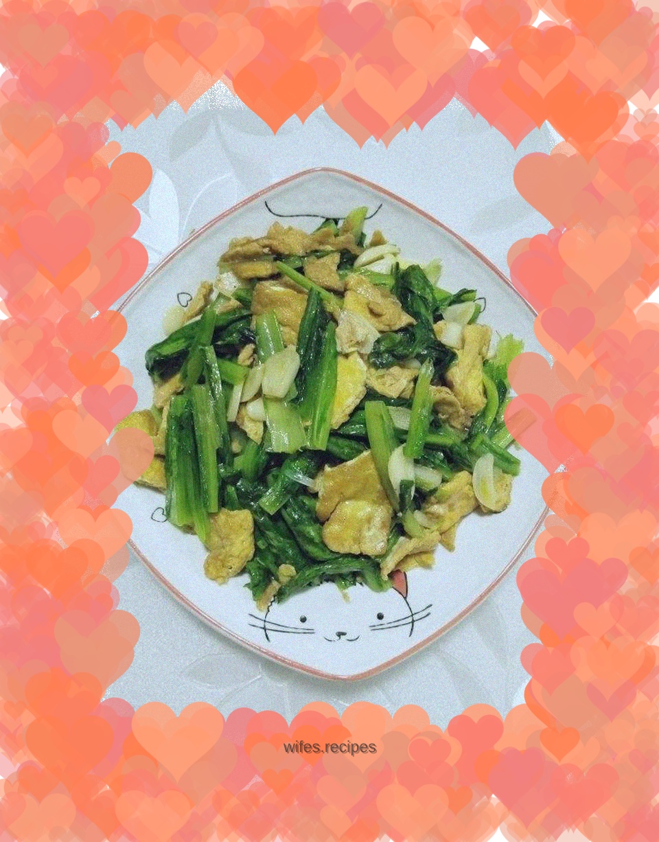 Scrambled eggs with lettuce