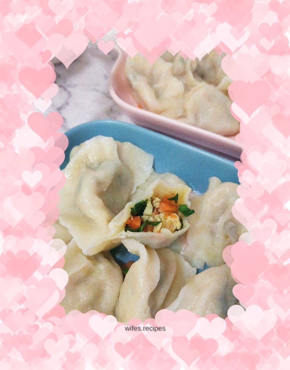 Dumplings stuffed with carrot, egg and leek