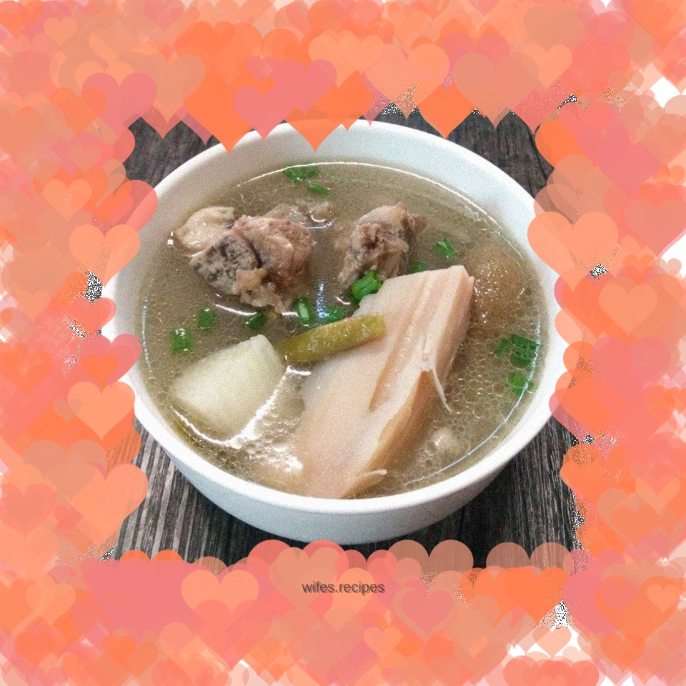 Nourishing yin and moisturizing the lungs in autumn - lotus root, yam and pork ribs soup