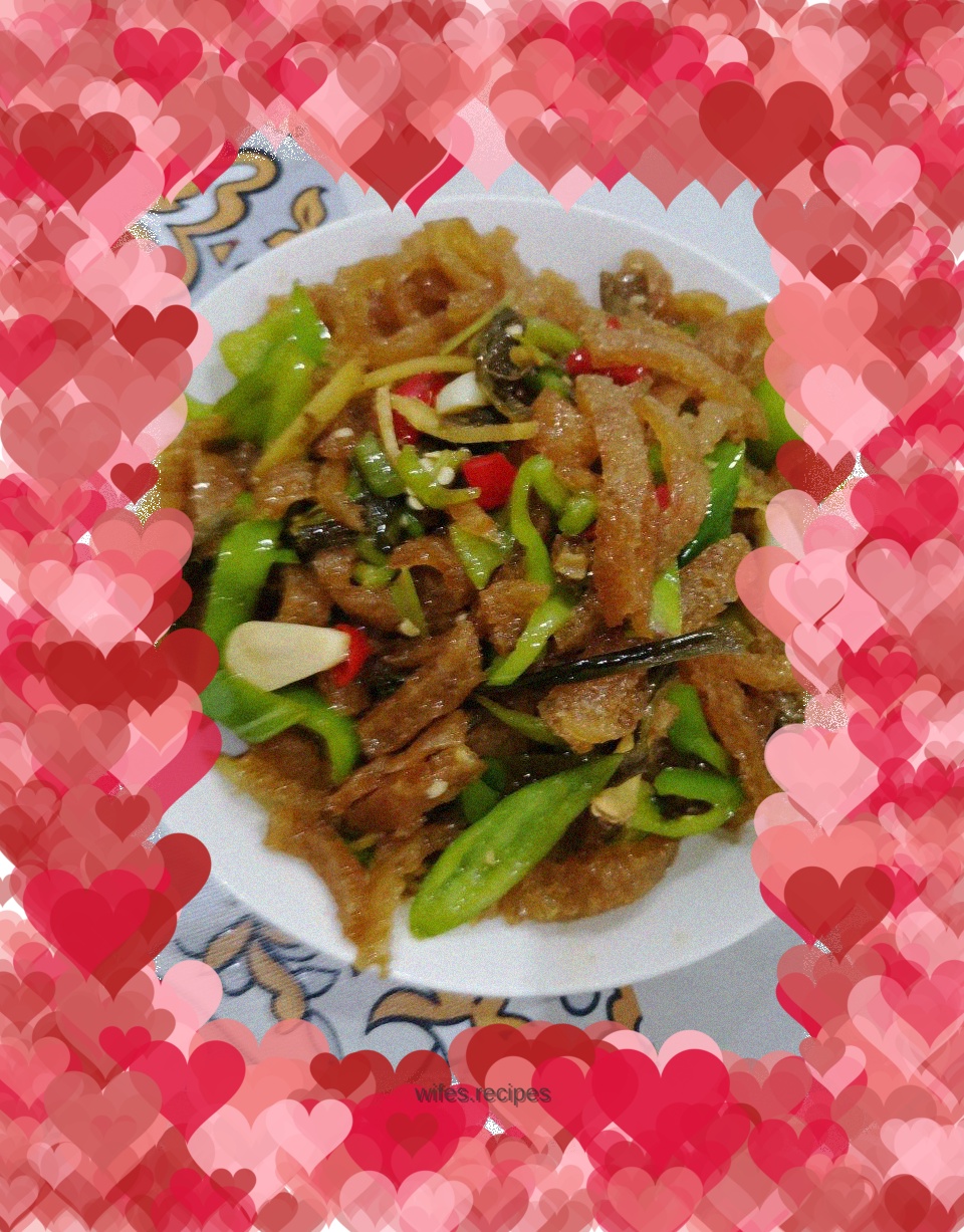 Stir-fried pork rinds with spicy pepper