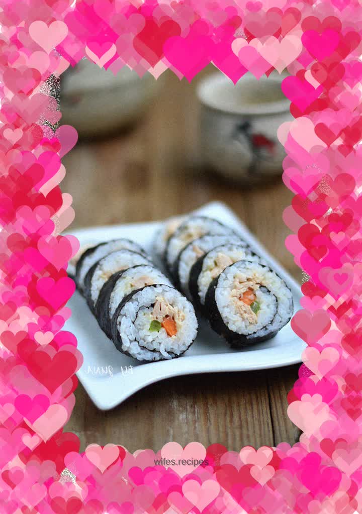 Tuna hand rolled sushi