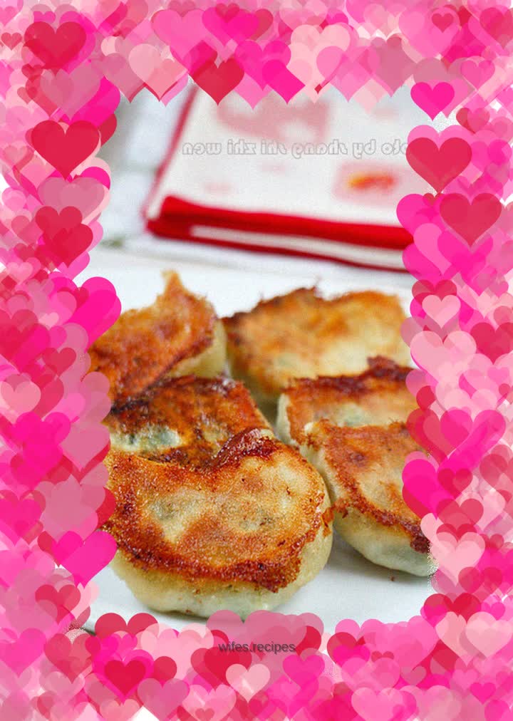 Pan-fried dumplings with three kinds of meat